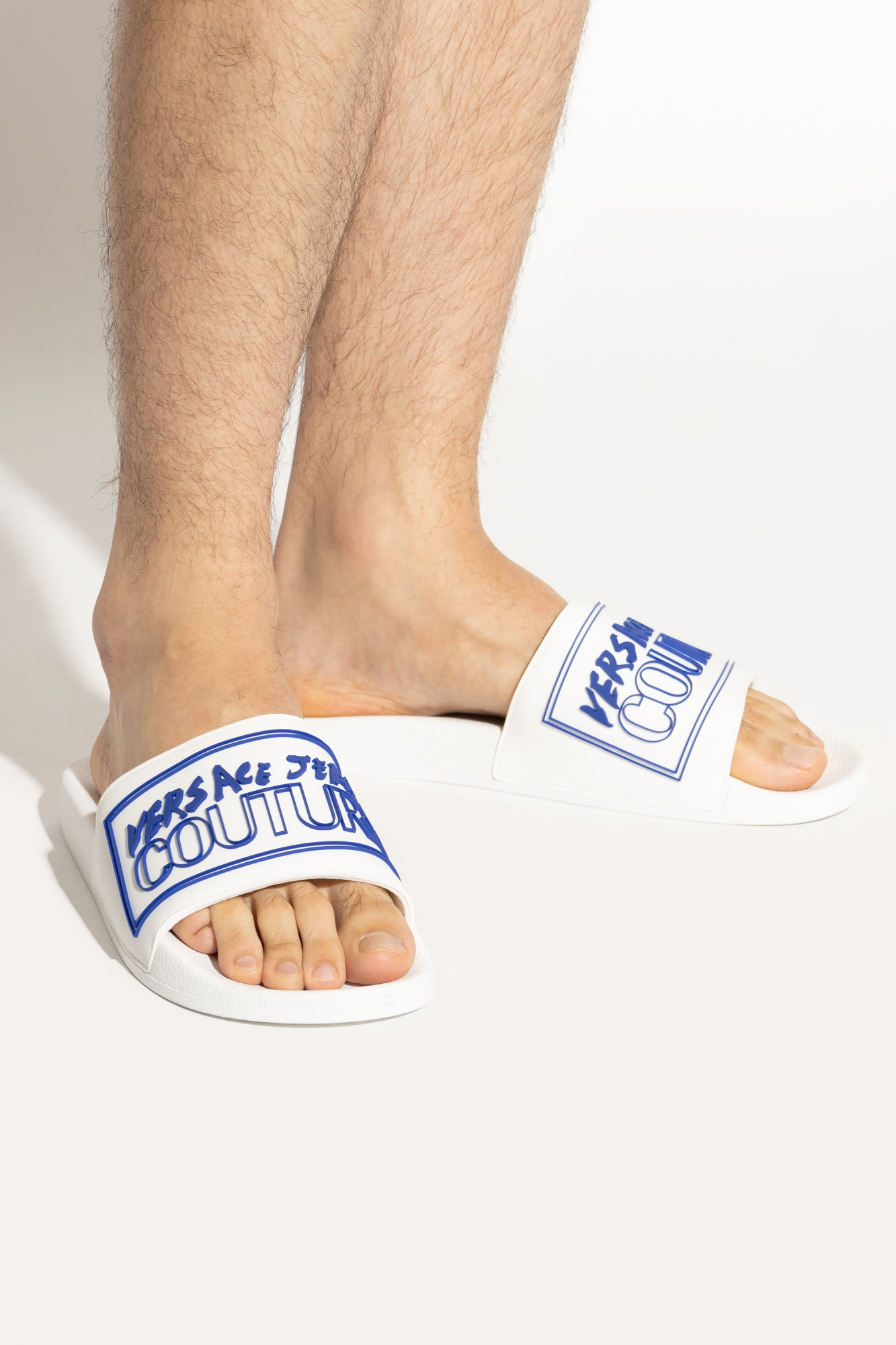 VERSACE JEANS COUTURE☆EMBLEM Pool slides 2色【UK発】 VERSACE JEANS COUTURE☆EMBLEM Pool slides 2色【UK発